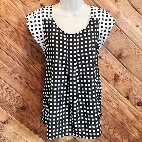 Motherhood Maternity scoop neck checkered lightweight cap sleeve top black white - Picture 2 of 7